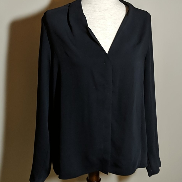Aritzia Tops - NWOT Vneck Babaton Aritzia Power Blouse